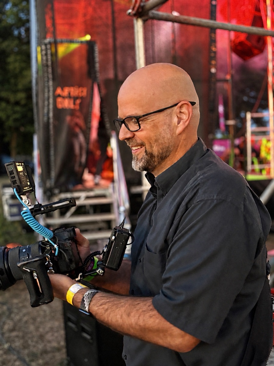 Bodo Kern mit Kamera-Rig backstage bei einem Festival – Eventfotograf und Videograf aus der Region Braunschweig