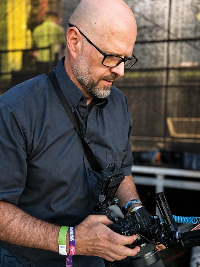 Fotograf Bodo Kern prüft die Kameraeinstellungen backstage – Fotografie und Videografie in Niedersachsen