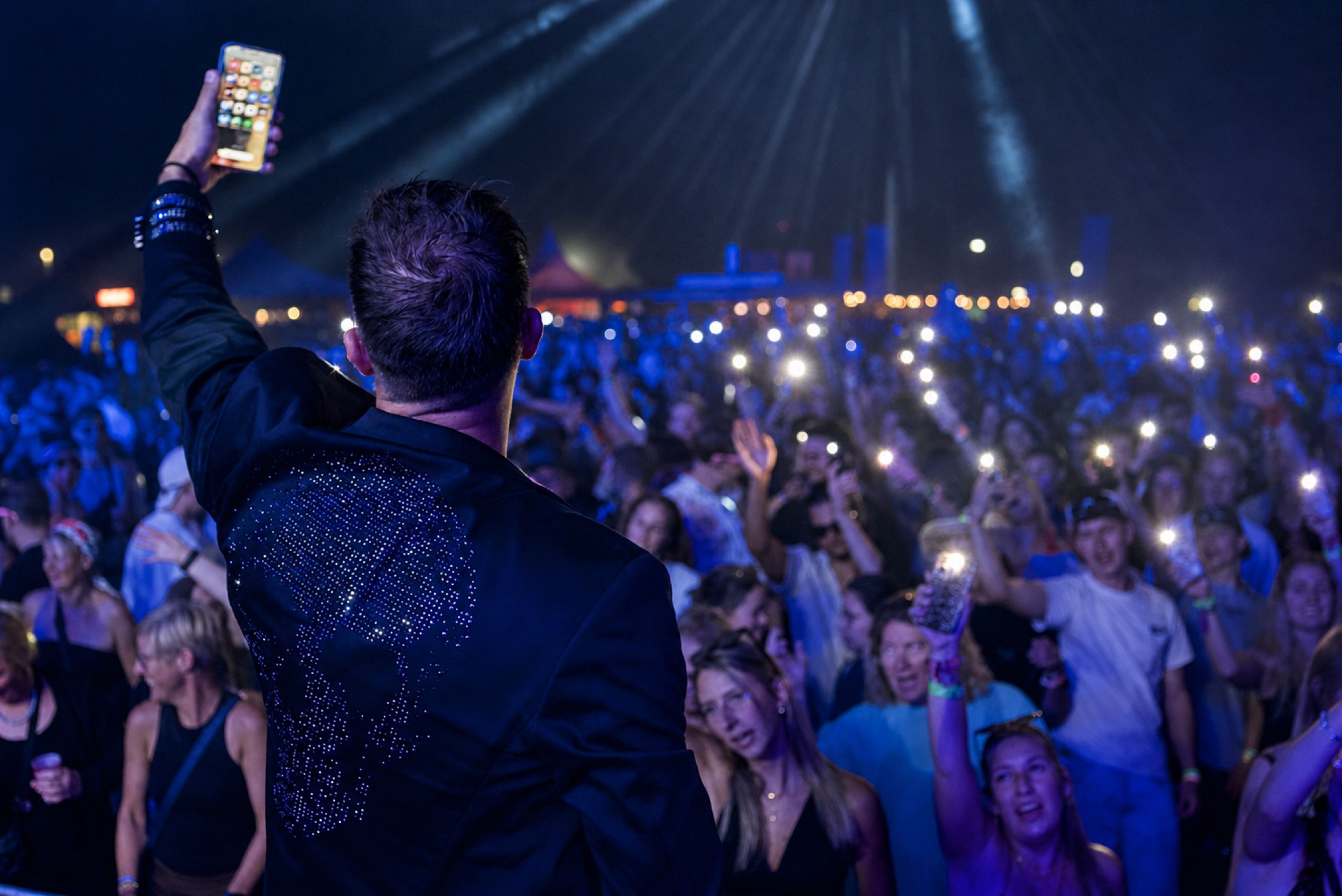 Festivalpublikum bei Nacht mit Handylichtern – Eventfotografie in der Region Braunschweig und Hannover