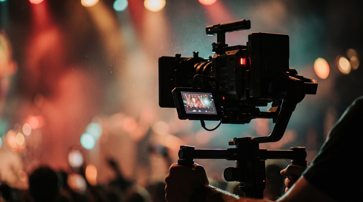 Symbolbild Videoproduktion: Kamera-Rig mit Gimbal bei Nacht (KI-generiert)